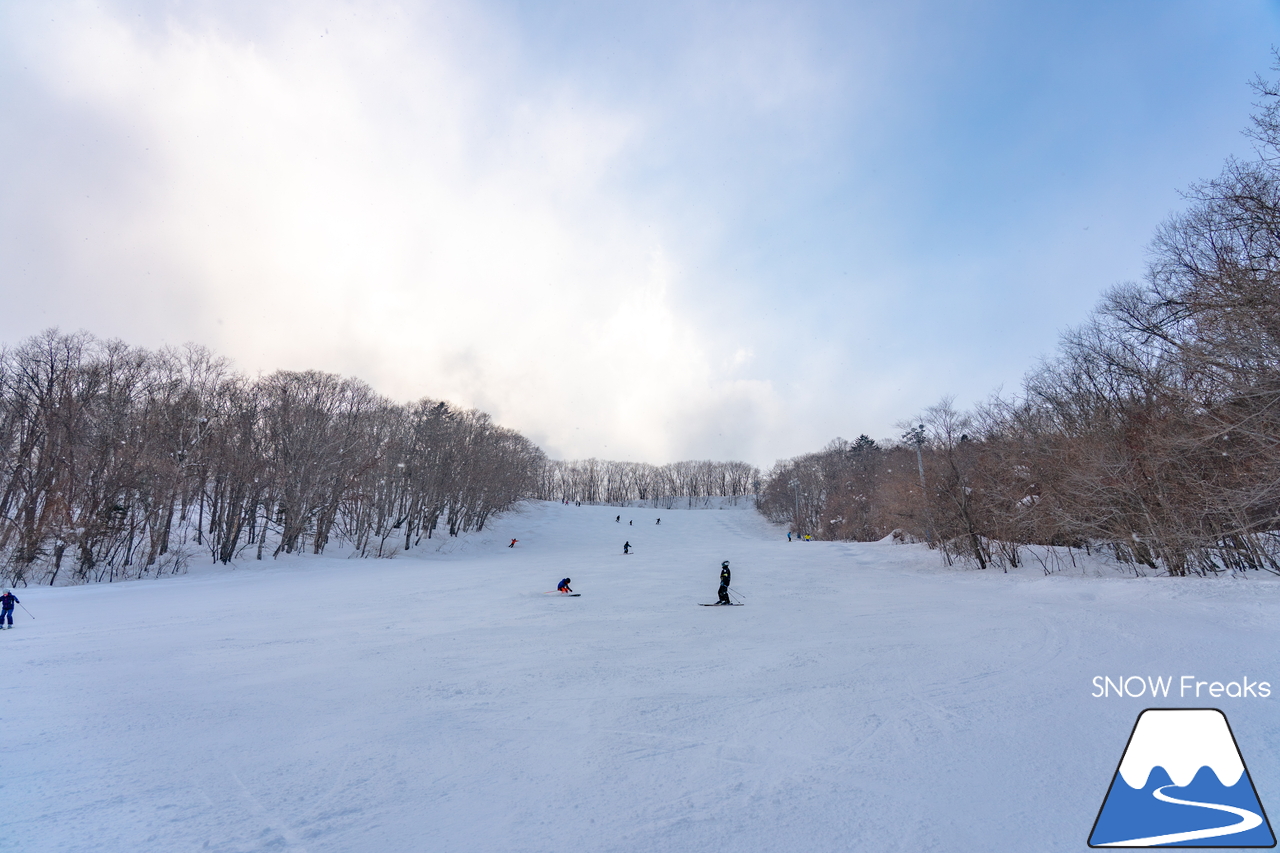 札幌藻岩山スキー場｜藻岩山の山頂に架かる『第2トリプルリフト』は、明日が今季の運行最終日…。ということで、いざ乗り納めにGo～(^^♪